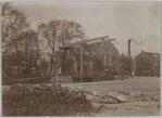 De Haarlemmerweg gezien naar de vorige brug uit 1893 over de Haarlemmervaart bij het dorp Sloterdijk; met rechts de Gereformeerde School.
<br/>
Beeldbank Stadsarchief Amsterdam, 1905